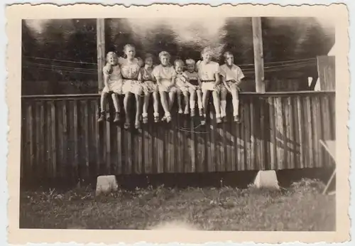 (F7622) Orig. Foto Ettmannsweiler, Kinder sitzen auf einer Brüstung 1944