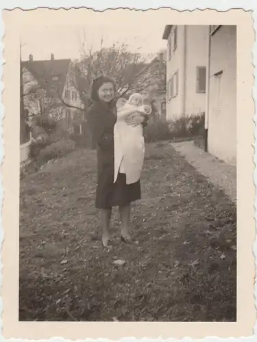 (F7620) Orig. Foto Frau mit Baby am Haus, 1944