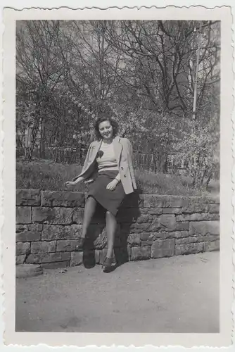 (F7619) Orig. Foto junge Frau sitzt auf Mauer, 1942