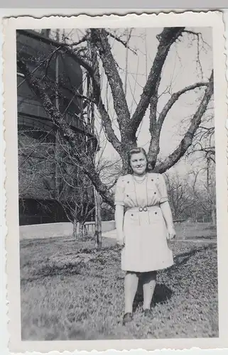 (F7614) Orig. Foto junge Frau steht vor Baum, 1940er