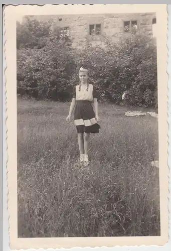 (F7613) Orig. Foto Mädchen mit Zöpfen auf einer Wiese 1940er