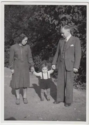 (F7612) Orig. Foto Familie mit Sohn Peter im Freien 1943