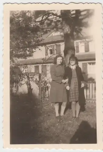 (F7611) Orig. Foto Heidenheim an der Brenz, junge Damen vor einem Haus 1944