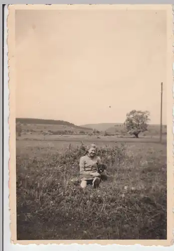(F7592) Orig. Foto  junge Frau Elsbeth Bayer aus Giengen mit Hund auf Wiese 1942