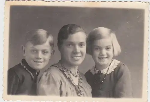 (F7591) Orig. Foto Familienfoto, Frau mit Junge u. Mädchen, vor 1945