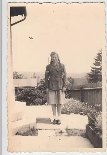 (F7588) Orig. Foto Giengen an der Brenz, Elsbeth Bayer am Hauseingang, 1943