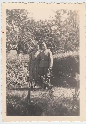 (F7587) Orig. Foto Giengen an der Brenz, Soldat Bayer mit Frau im Freien, Feb. 1