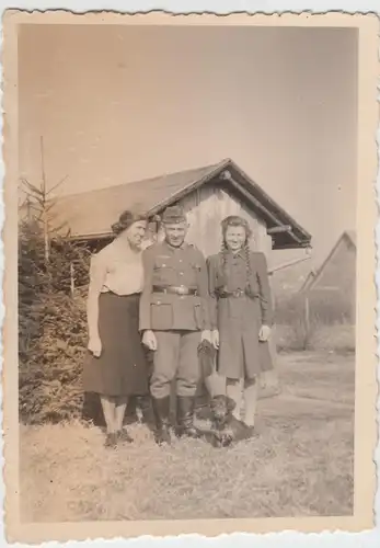 (F7586) Orig. Foto Giengen an der Brenz, Familie Bayer m. Soldat im Freien, Feb.