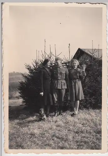 (F7585) Orig. Foto Giengen an der Brenz, Familie Bayer m. Soldat im Freien, Feb.