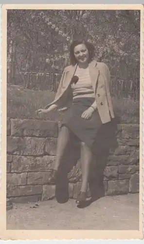 (F7581) Orig. Foto junge Frau Lilo sitzt auf Mauer 1944