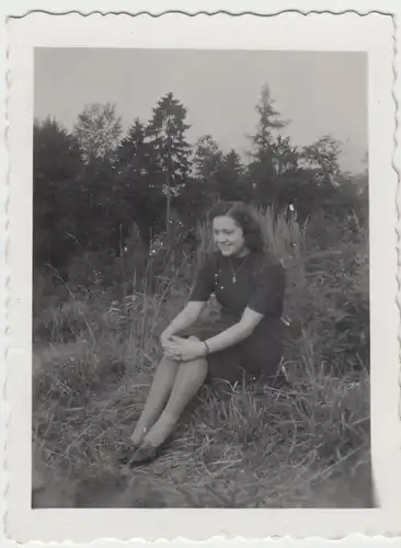 (F7577) Orig. Foto junge Frau sitzt im Gras 1944
