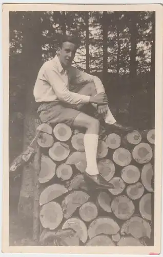 (F7575) Orig. Foto junger Mann sitzt auf Holzstapel 1944