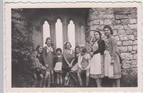 (F7573) Orig. Foto Burg Hohenurach, Mädchen an einem Fenster 1944