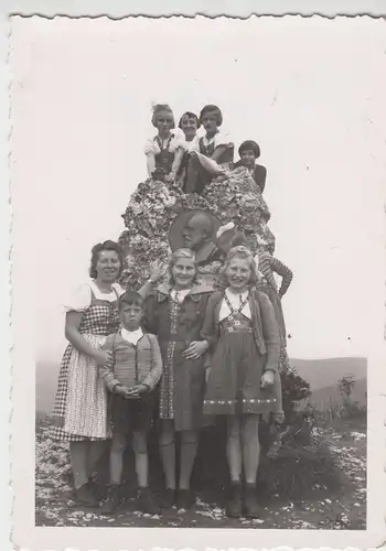 (F7572) Orig. Foto Urach, Rutschenfelsen, Mädchen am Camerer-Denkmal 1944