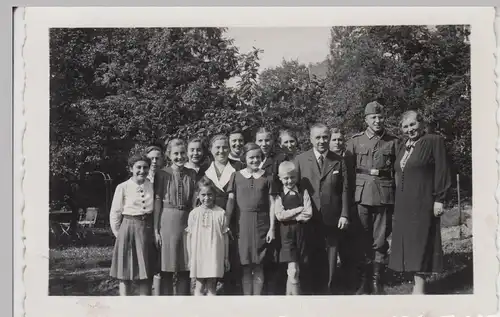 (F7571) Orig. Foto Gruppenfoto mit Soldat Walter im Freien 1943