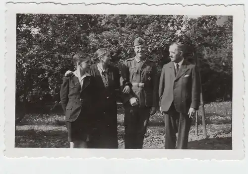 (F7570) Orig. Foto Gruppenfoto mit Soldat Walter im Freien 1943