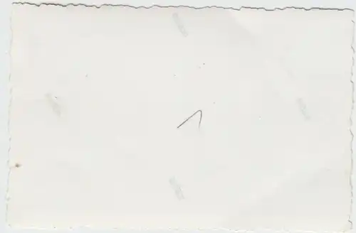 (F7570) Orig. Foto Gruppenfoto mit Soldat Walter im Freien 1943