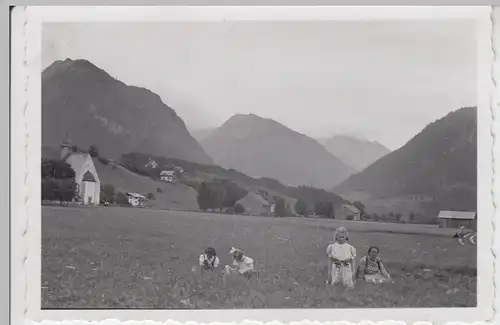 (F7565) Orig. Foto Josefskapelle bei Oberstdorf, Mädchen auf der Wiese 1942