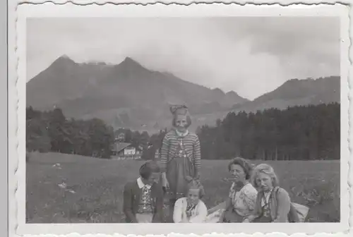 (F7553) Orig. Foto Kalvarienberg bei Sonthofen, Mädchen vor dem Grünten 1942