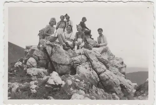 (F7548) Orig. Foto Nebelhorn, Mädchen auf Ferienreise 1942, auf einem Felsen