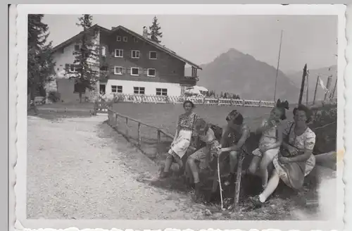 (F7539) Orig. Foto Sonthofen, Berghof Alpe Eck, Mädchen am Wegesrand 1942