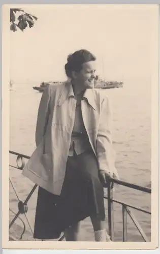 (F7529) Orig. Foto Frau auf einem Geländer am Wasser (Bodensee?), 1940er