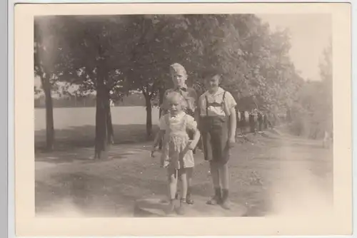 (F7526) Orig. Foto Kinder stehen auf einer Tonne, 1930er