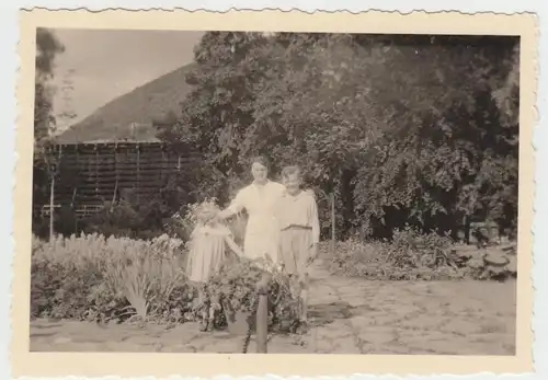 (F7523) Orig. Foto Frau mit Kinder an e. Saline, vermutl. Bad Münster am Stein,