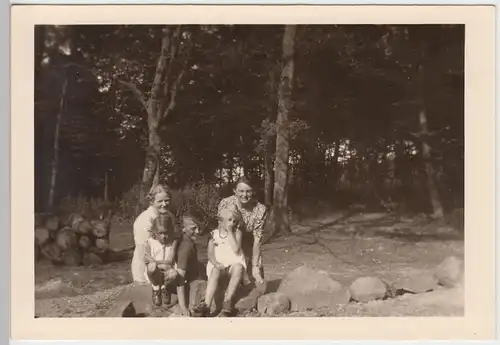 (F7522) Orig. Foto Frauen und Kinder am Wald, 1930er