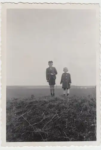 (F7513) Orig. Foto Kinder im Freien, Junge mit Schleuder, 1930er
