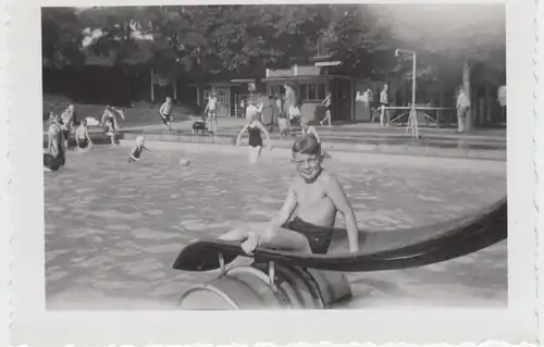 (F7509) Orig. Foto Freibad, Junge sitzt auf der Rutsche, 1930er