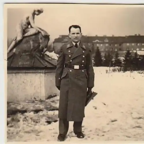 (F751) Orig. Foto Luftwaffe-Soldat vor Denkmal, Ort unbek., 1940er