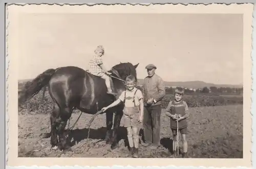 (F7506) Orig. Foto Bad Rothenfelde, auf dem Acker, Mädchen sitzt a. Pferd, Aug.