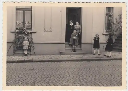 (F7501) Orig. Foto Frauen / Kinder am Hauseingang, 1. Mai 1939