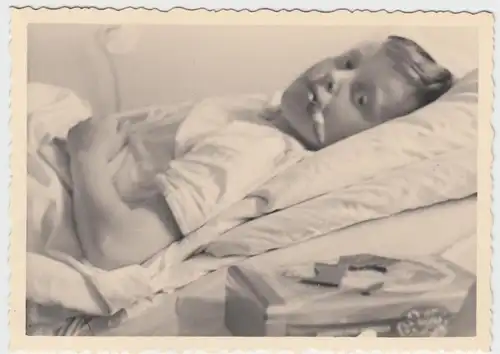 (F7499) Orig. Foto Junge mit Zigarre liegt im Bett, Dose m. Schokolade, 1939