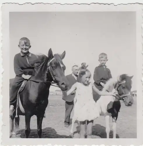(F7498) Orig. Foto Kinder reiten auf Pferd u. Pony, 1930er