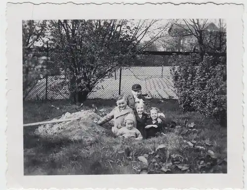 (F7487) Orig. Foto Kinder im Bauloch, Gruppenfoto im Freien, Ostern 1938