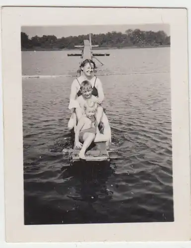 (F7485) Orig. Foto Badesee, Frau mit Kindern auf Steg, 1937