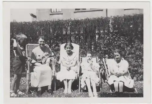 (F7482) Orig. Foto Frauen / Mädchen auf Liegestühlen im Garten, Aug. 1936