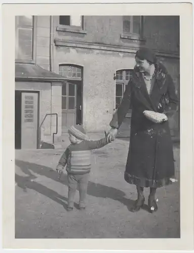 (F7476) Orig. Foto Frau mit Kleinkind vor einem Gebäude, 1930er