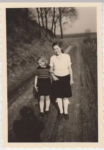 (F7475) Orig. Foto 2 Mädchen im Freien, Spaziergang 1930er