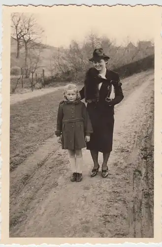 (F7470) Orig. Foto Frau und Mädchen im Freien, Spaziergang 1930er