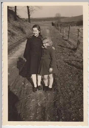 (F7469) Orig. Foto zwei Mädchen im Mantel, Spaziergang 1930er