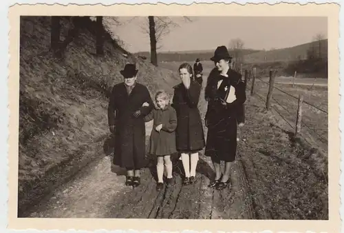 (F7468) Orig. Foto Frauen und Mädchen im Freien, Spaziergang 1930er