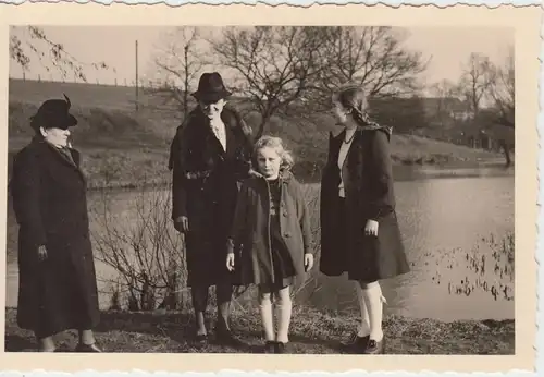 (F7467) Orig. Foto Frauen und Mädchen im Freien, Spaziergang 1930er