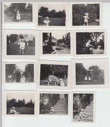 (F7466) 12x Orig. Foto Kleinkind spielt im Garten, Holzroller, Schaf, Treppe, 19