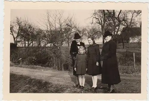 (F7465) Orig. Foto Frauen und Mädchen im Freien, Spaziergang 1930er