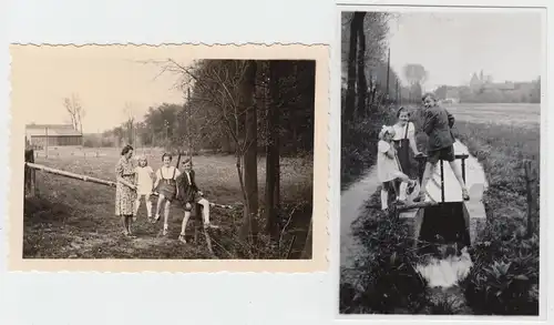 (F7462) 2x Orig. Foto Kinder im Freien, auf Geländer u. am Bach-Wehr 1930er