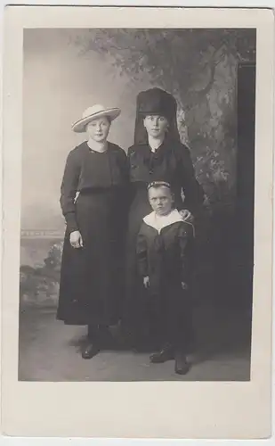 (F7456) Orig. Foto Frauen mit Junge, Studiofoto um 1920, Matrosenmütze M.S. Hann