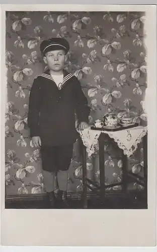 (F7454) Orig. Foto kl. Junge i. Matrosenkleidung vor Blumentapete, um 1920
